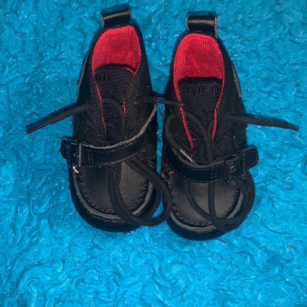 Great condition Polo Ralph Lauren baby crib shoes. Size 3 in black.